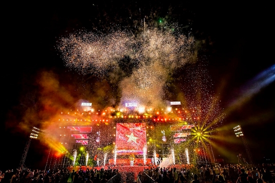 Hơn 30.000 người tham dự sự kiện Hoà âm ánh sáng tại Châu Đốc