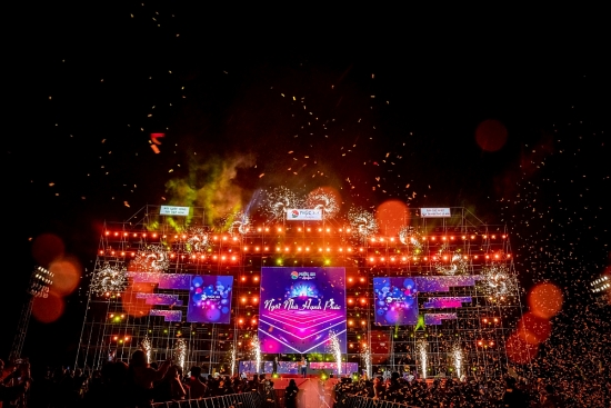 Hàng nghìn người tham dự đêm hội Hòa âm ánh sáng tại TP Châu Đốc