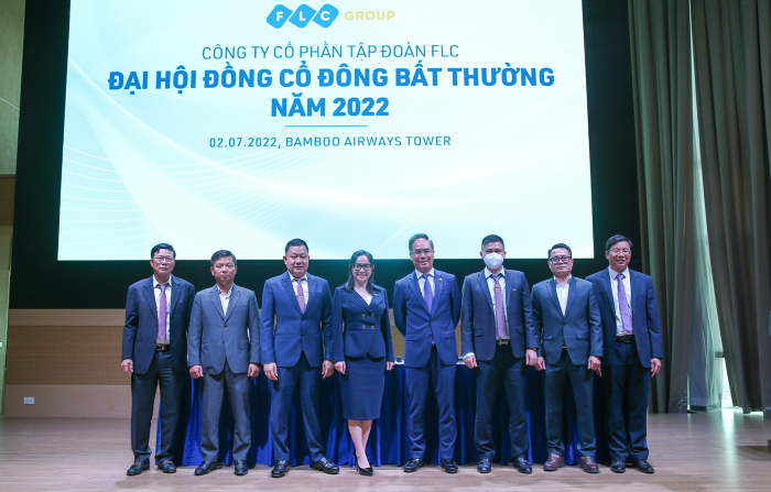 Ông Lê Bá Nguyên (thứ 3 từ trái sang) chụp hình cùng Hội đồng quản trị và Ban Kiểm soát mới của Tập đoàn FLC, nhiệm kỳ 2021 - 2026. (Ảnh: FLC).