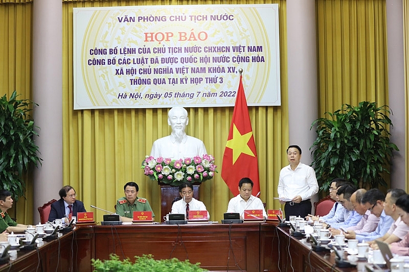 Thứ trưởng Bộ Tài chính Nguyễn Đức Chi trả lời báo chí.