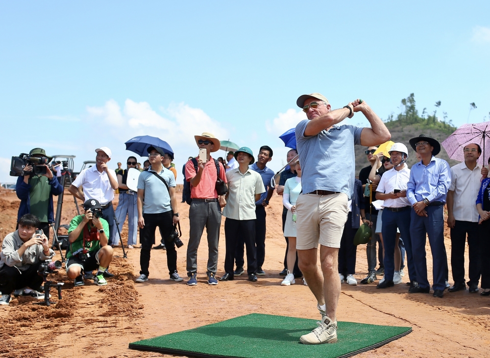 Cú Swing đầu tiên của huyền thoại Greg Norman trên sân golf Văn Lang Empire