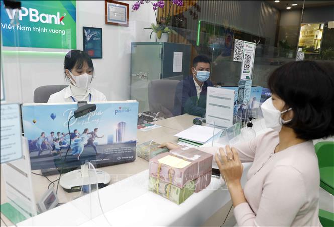 Khách hàng giao dịch tiền gửi tại Ngân hàng TMCP Việt Nam Thịnh Vượng. Ảnh minh họa: Trần Việt/TTXVN