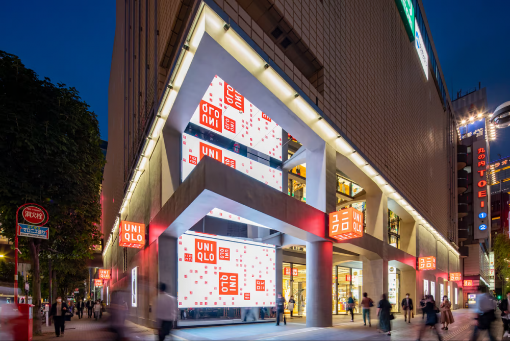 Công ty mẹ của Uniqlo báo lãi kỷ lục