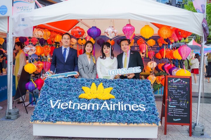 Doanh nhân Lê Nguyễn (bìa trái) và gian hàng đại  lý vé máy bay cùng hàng hóa Việt tại một Hội chợ ở Nhật Bản.