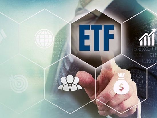Bị rút vốn mạnh, các quỹ ETF còn đang nắm giữ nhóm cổ phiếu nào?
