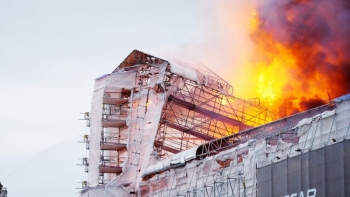 Nóng: Trụ sở sàn giao dịch chứng khoán cũ cháy lớn, ngọn tháp 56m đổ sập