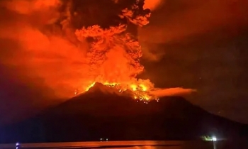 Núi lửa phun trào dữ dội ở Indonesia, hàng nghìn người phải sơ tán, nguy cơ xảy ra sóng thần
