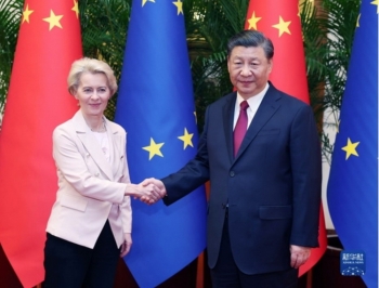 Chủ tịch Tập Cận Bình vừa đến châu Âu, Trung Quốc đã bị dằn mặt vì ‘bóp méo thị trường’