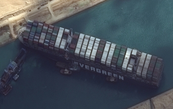 'Đại khủng hoảng' tại kênh đào 'huyết mạch' nối liền hai nửa thế giới: Siêu tàu 220.000 tấn mắc kẹt vì... gió thổi, gây thiệt hại 10 tỷ USD/ngày